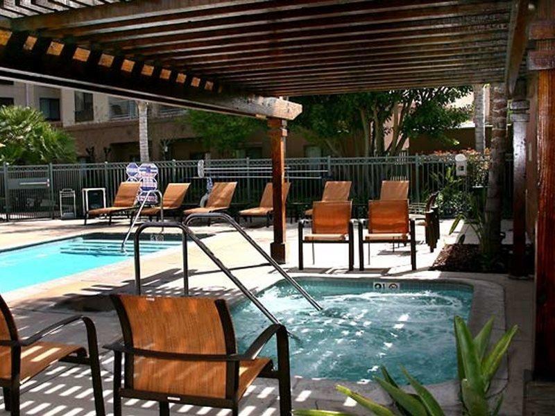 Courtyard Los Angeles Burbank Airport Удобства фото